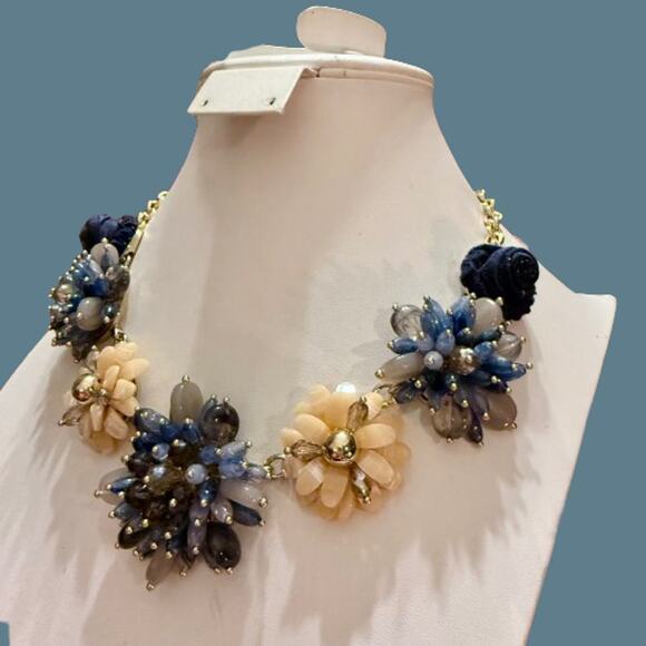 Glorious NWT Talbots Resin Beaded Floral Statement Necklace - Picture 3 of 9